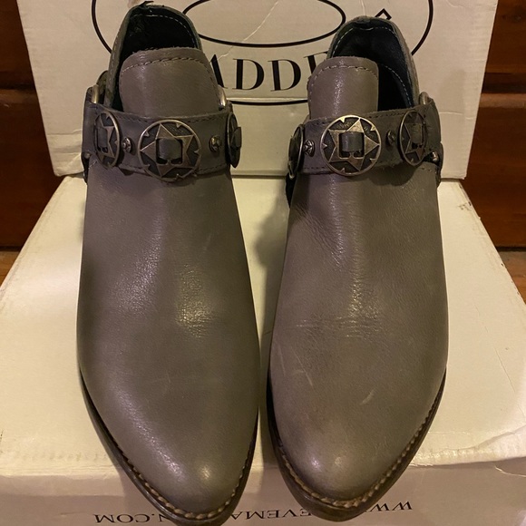 Steve Madden Aces Grey Leather Bootie size 6.0 - Picture 2 of 4